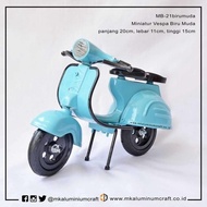 Miniatur Motor Vespa Klasik Warna Biru Muda dari Logam