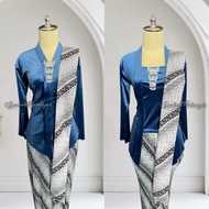 Setelan  Kebaya Warna Denim / Kebaya + Selendang + Jarik Wiru Plisket Motif Sogan Putih