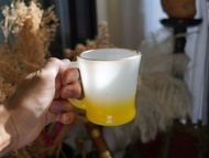 美國古董FIRE KING稀有款 玉蛋白玻璃雞蛋黃色漸變鍍金邊咖啡杯