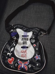 Anna Sui 的吉他形狀側背包，吸睛指數爆表，國外拍賣網幾乎都sold out ，喜歡別錯過，請參考最後一張國外網拍價格照片，日幣$4980，約合台幣$1100，朋友用過幾次，非常乾淨，幾乎全新！