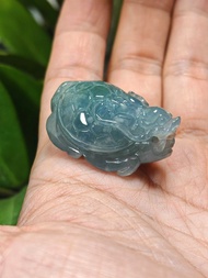 天然翡翠玉石 細糯冰藍翡 龍龜小擺件 龜底飄微藍花及背飄雪花棉 晶瑩冰膠剛感好 藍色翡翠稀有 小可愛 (保A貨)  有興趣請留言查詢時價漏。(呎吋:長35.7x闊23.2×高17.8mm)