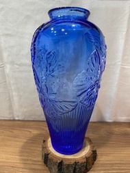 早期 藍色 玻璃花瓶 色玻璃 花瓶 花器 梅瓶 有色玻璃 藍玻璃 蝴蝶 🦋 浮雕 梅瓶 花器 玻璃瓶 玻璃 花瓶 玻璃 瓶子 花若盛開 蝴蝶自來 vintage blue glass vase butterfly bottle colored glass
