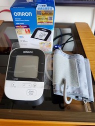 Omron HEM-7157T 藍牙電子血壓計附有保養期 (有收據)