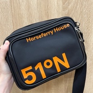 Burberry 黑尼龍橘印字斜背相機包