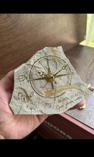 狼鰭魚化石時鐘擺件，此塊可加定製圖案和文字。 一億四千萬年前的古生物藝術品！ 帶有金色支架底座，鐘錶指針走動與化石永恆形成有趣對比