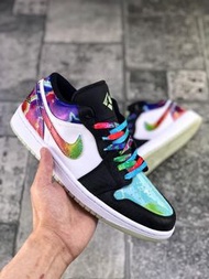 100Air Jordan 1 Low 星空 夜光 銀河整雙鞋的設計以星空為主題，鞋面主色為薄荷綠色，并帶有少許綠色點綴，帶來十足清爽的視覺效果。鞋頭部分采用黑色裝扮，帶來黑腳趾風格，同時材質選用帶有蛇皮紋路皮革，表現足夠狂野。鞋身中部采用白色過渡，最大亮點在于側身 Nike Swoosh Logo 以及后跟采用銀河星空裝扮，藍色、粉色、紫色、綠色以及白色等多種色調融合，呈現出切實的星空效果。搭配白色中底以及夜光外底，完善整雙鞋的設計。夜光底的加入另整雙鞋即使在黑暗中也能有搶眼表現。貨號：