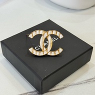 （閒置新） Chanel 23C白色雙C胸針