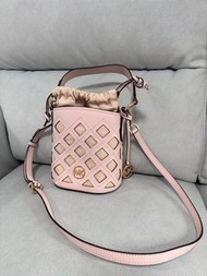 Michael Kors 粉色鏤空水桶包