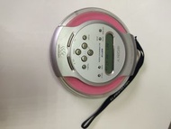 SONY D-CJ01 很新淨半透全正常CD/MP3 碟播放機、用2粒AA普通電就可以用。也可以用DC4.5V火牛供電。美孚地鐵站客務中心閘口交收。