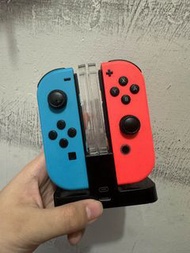 Switch 紅藍 Joycon 一對，有官方手繩配件，外表殘舊，送充電底座