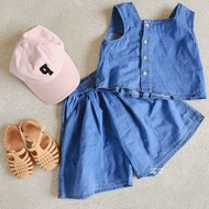 Gấu lãnh đạo 2024 mùa hè mới cô gái Thiết lập denim Một hàng khuy áo ba lỗ + quần lửng 3-8 tuổi Quần