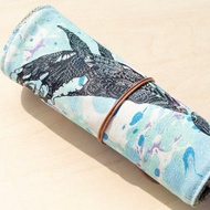 聖誕交換禮物 手繪渲染筆袋 餐具袋 手感捲軸 春捲筆袋-鯨魚 水彩