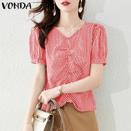 VONDA เสื้อเบลาส์แขนพองคอวีลำลองสำหรับผู้หญิงเสื้อเสื้อยืดแขนสั้นลายตารางหมากรุกวินเทจ (ลำลองเกาหลี)