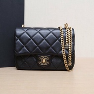 CHANEL 22PCF口蓋包21雙C鏈條黑色羊皮晶片開琺瑯扣雙C琺瑯扣鏈條雙C鏈條肩背包