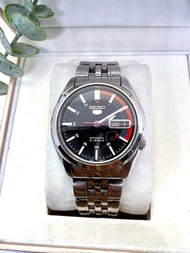 นาฬิกา SEIKO 5 Automatic SNK375K1 กลไกลระบบ 7s26 หน้าดำ -แดง(รับประกัน3เดือน)