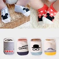 << Set of 6 pairs of anti-slip socks for babies in sizes S for babies from birth to 1 year old and M