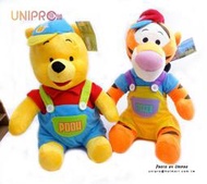 【UNIPRO】迪士尼 小熊維尼 Winnie the Pooh 吊帶 工作服 坐姿 絨毛玩偶 娃娃 30cm高