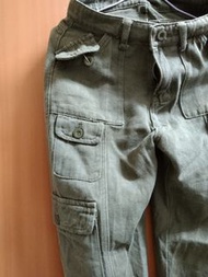 軍綠工裝牛仔褲（腰圍34.5公分&amp;褲長93公分）：也是沒穿過、材質微彈性很舒服、尤其是口袋設計有鈕扣很特別~可約台南成大附近面交