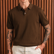THE RÉPUBLIQUE - Short-Sleeve Knit Polo (Ash Brown) - เสื้อโปโลผ้านิตแขนสั้น