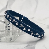 由真皮制成的窄红色手镯。 萨米红皮手镯