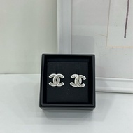Chanel/香奈兒 25C早春款 經典雙C標誌爆款 經典銀色亮片樹脂雙C大Logo耳環耳飾 時尚氣質 大氣精緻