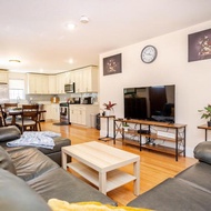 โรงแรม Pet Friendly 3BR Quincy Townhouse w Laundry, Free Parking, near MBTA Red Line 37 - ควินซี