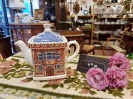 【卡卡頌 歐洲跳蚤市場/歐洲古董】英國Sadler_鄉村房屋造型 雕刻瓷壺 茶壺 瓷器收藏 p1078