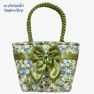 กระเป๋าสายเกลียว ขนาด M กระเป๋าถือ กระเป๋าสะพายไหล่ กระเป๋าผูกโบว์ - ลายดอกไม้สีขาวพื้นสีเขียว