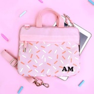 iPad 手提斜背包，採用粉色 Sprinkle 塗鴉設計，可客製化姓名。