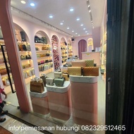 partisi dan pintu kaca toko