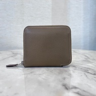 Hermes 18Etoupe大象灰Epsom皮銀釦Silk絲巾短夾