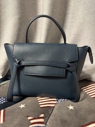 CELINE 的經典 Belt Bag（鯰魚包）