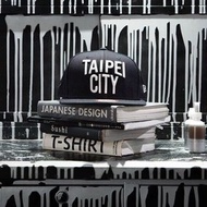 全新15' A/W Remix x New Era Taipei City Snapback 後扣棒球帽 [深藍白字]！