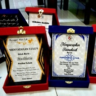 Plakat & Box bludru plakat kayu murah plakat wisuda plakat cidramata