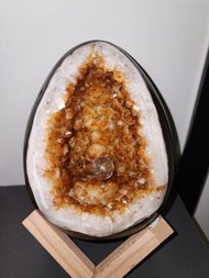 🤩‼️清倉福利‼️🤩🥇極品級🔮超深洞焦糖金色大牙黃晶恐龍蛋晶洞 黃晶簇/黃晶恐龍蛋/黃晶洞 帶鈦 帶洞（送底座）