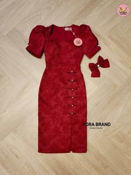 ป้าย Vora เดรสยาว แขนพองแต่งมุกด้านข้าง อกมีฟองน้ำจัดทรงให้ค่ะ ช่วงเอวเข้ารูป ผ่าปลายกระโปรงด้านข้าง