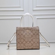 Coach 蔻馳 新款 mini cally迷你琴譜包5693 豎版版型設計 手提穩重大方 斜挎俏皮靈動!深色老花經典不過時！尺寸:17*16.5*8.5cm