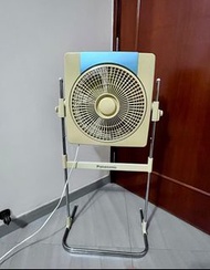 Panasonic（樂聲牌）12吋方型斑麗扇/鴻運扇型號 F-31RZH。
支援 220-240V~ 50Hz 電壓，耗電量僅 43-50W。
配備電子控制面板，提供 3 段風速調節、最長 8 小時定