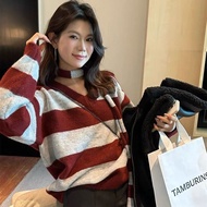 Cicishop(M6031) เสื้อสเวตเตอร์ทรง Oversize ลายทางคอวี ผ้าขนนุ่มใส่แล้วอุ่น แถมผ้าพันคอให้ สไตล์พส.เว