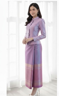 BY SALISA ชุดไทยอมรินทร์เป็นหนึ่งในชุดไทยพระราชนิยม 8 แบบ ตัวเสื้อตัดเย็บด้วยผ้าไหมดัชเชสหนามีน้ำหนั