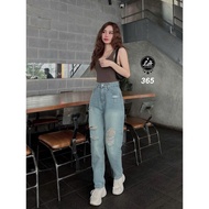 Le Huy Fashion MS 365 blue high-waisted one-button ripped knee jeans for women