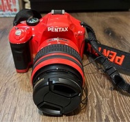 PENTAX K-X紅色單眼相機（9成5新）都放在防潮箱內(有附原廠相機包）