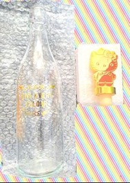 🍶🥂全新正版Sanrio HELLO KITTY玻璃水瓶/水樽連瓶塞，附原裝紙盒，送禮自用皆宜

🥰HELLO KITTY迷必愛，值得收藏或裝飲品
~樽上印有金色LIVE EVERY COLOUR字樣