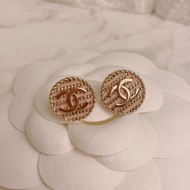 （🎉已售）近新專櫃正品✨香奈兒Chanel 經典雙C logo鈕扣圓形鏈帶編織耳環粉金色