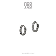 NooYoo ต่างหูสำหรับผิวแพ้ง่าย Hoop with 3 Cubic Zirconia (ขาว/ดำ)