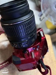 （8/26已測試！拍照閃光所有功能都正常）二手過保Nikon d5200單眼數位相機(鏡頭dx18*55mm鏡頭1個、主機1台！充電器1個！原場電池1個、（記憶卡沒付！請自備）功能正常！無盒裝