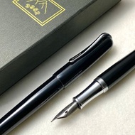 3952老山羊-BON1 曜石黑 亮面鋼琴烤漆 彈鋼刀尖(闕月刀)鋼筆