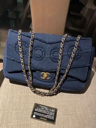 Chanel jumbo 牛仔布丹寧 coco 字母金扣cf鏈條包。29開，成色很好重量輕。男女都可以背