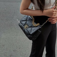 s5568-Chanel 19黑色羊皮金釦下蓋肩背包AS1160
