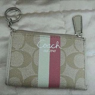 Coach零錢包內裡是粉紅色喔！